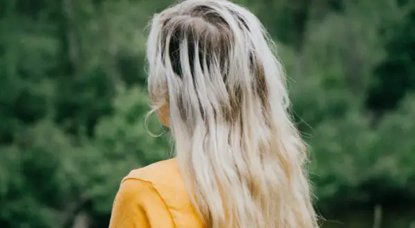 Chevelure blonde décolorée, visiblement abîmée. La question "est ce que la décoloration abime les cheveux" semble trouver une réponse ici.