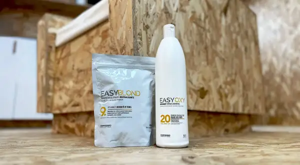 Kit pour savoir comment decolorer cheveux : poudre décolorante EasyBlond et oxydant EasyOxy 20 volumes.