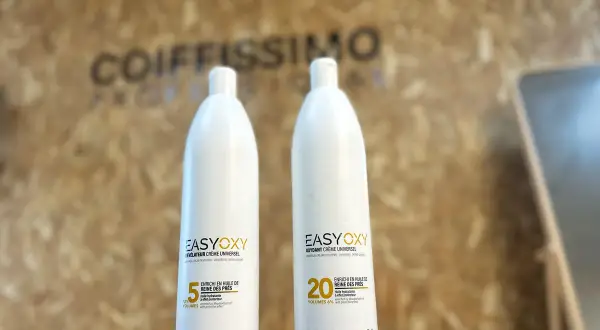 Deux flacons d'oxydant EasyOxy : 5 volumes (1.5%) et 20 volumes (6%). La question "combien d'oxydant pour 100ml de couleur" est ici illustrée par ces options.