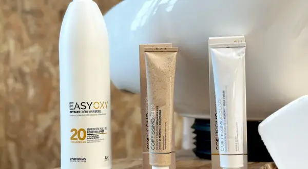 Produits de coloration d'oxydation Coiffissimo : un grand flacon d'oxydant et deux tubes de crème colorante.