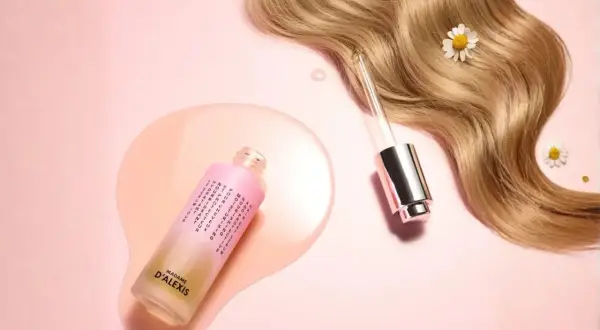 Soin capillaire pour le premier shampoing après décoloration. Un sérum nourrissant et hydratant pour des cheveux éclatants.
