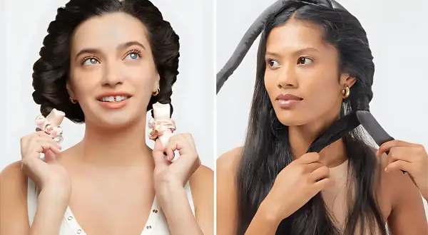 Deux femmes montrent comment boucler ses cheveux avec des bigoudis sans chaleur. L'une a les cheveux enroulés, l'autre les enroule.