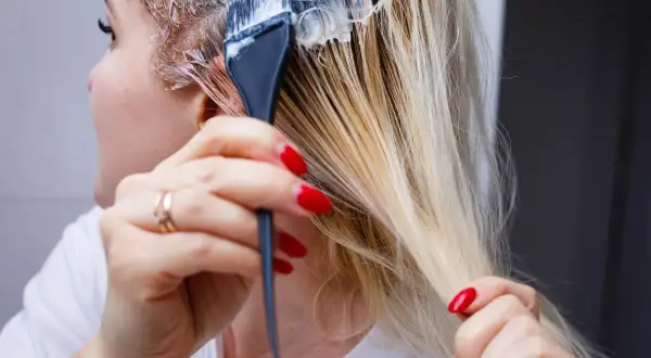 Application d'une patine sur des cheveux blonds. Le choix du bon oxydant est crucial pour un résultat parfait.