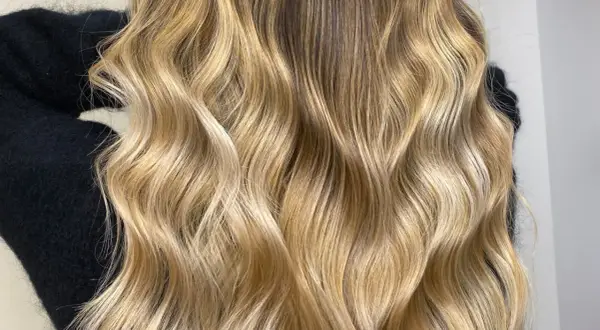 Chevelure blonde ondulée, aux reflets miel et dorés. Est-ce que la patine abîme les cheveux ? Cette patine semble sublimer la chevelure sans l'abîmer.