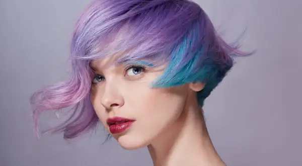 Un carré asymétrique dégradé aux couleurs pastel et vives, un style audacieux et tendance.
