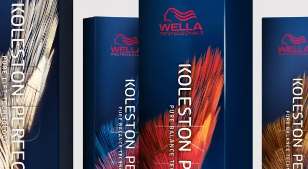 Trois boîtes de coloration Wella Koleston Perfect, avec des motifs abstraits de plumes dorées et rouges. Le mode d'emploi est intégré au design.
