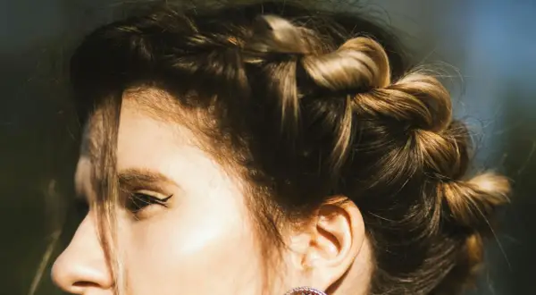 Une tresse élégante, parfaite comme quelle coiffure avec un col roulé. Les mèches folles ajoutent une touche naturelle.