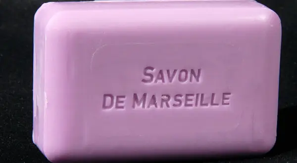 Savon de Marseille lavande. Peut-on se laver les cheveux avec ce savon ? Une question fréquente pour ce produit traditionnel.