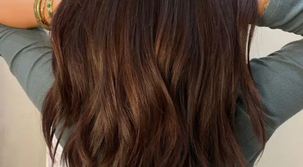 Chevelure brune aux reflets chauds, idéale pour neutraliser reflet roux naturellement.