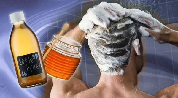 Une personne se lave les cheveux moussants, avec une bouteille de vinaigre de cidre et un pot de miel à proximité, pour éclaircir ses cheveux naturellement.