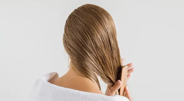 Chevelure mouillée démêlée au peigne. Attention au vinaigre cheveux danger, il peut abîmer votre cuir chevelu.