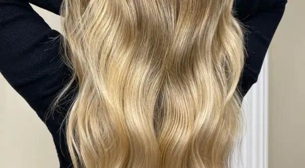 Chevelure blonde aux reflets dorés, un véritable révélateur de patine naturelle. Les ondulations douces encadrent le visage.