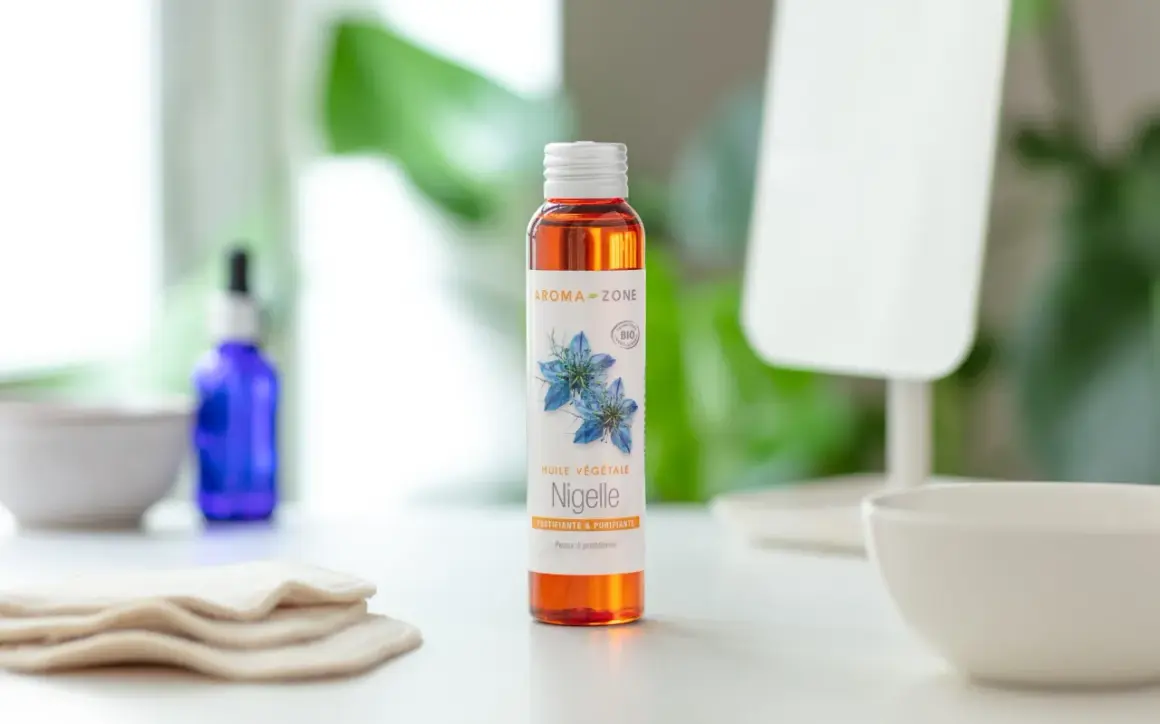 Flacon d'huile végétale de nigelle, aux vertus fortifiantes et purifiantes, prêt à l'emploi pour peaux à problèmes.