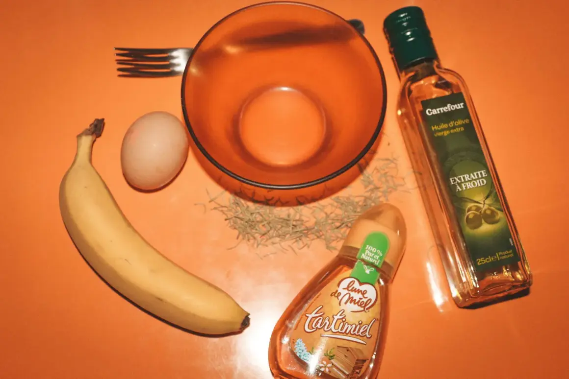 Ingrédients pour un masque cheveux secs et abîmés maison : banane, œuf, huile d'olive, miel et romarin.