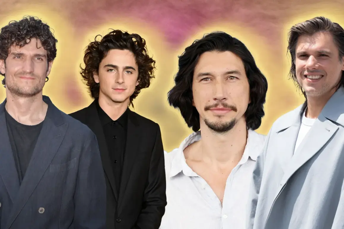 Quatre hommes avec une coiffure cheveux long de tous les jours, dont Timothée Chalamet et Adam Driver, souriants sur fond abstrait.