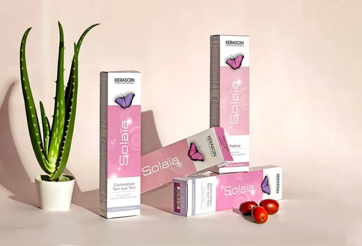 Plantes d'aloe vera et boîtes de coloration Solaïa, une patine sans révélateur pour des cheveux éclatants.