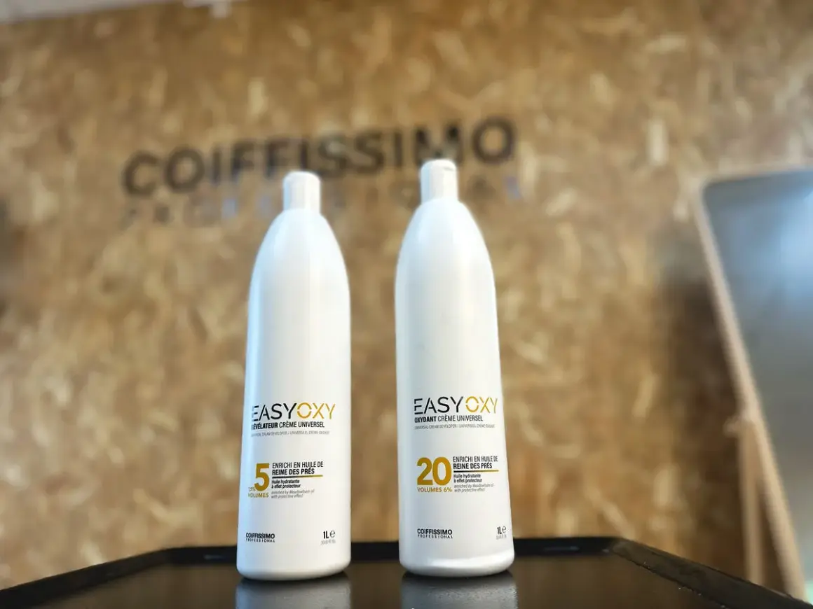 Deux flacons d'oxydant EasyOxy : 5 volumes (1.5%) et 20 volumes (6%). La question "combien d'oxydant pour 100ml de couleur" est ici illustrée par ces options.
