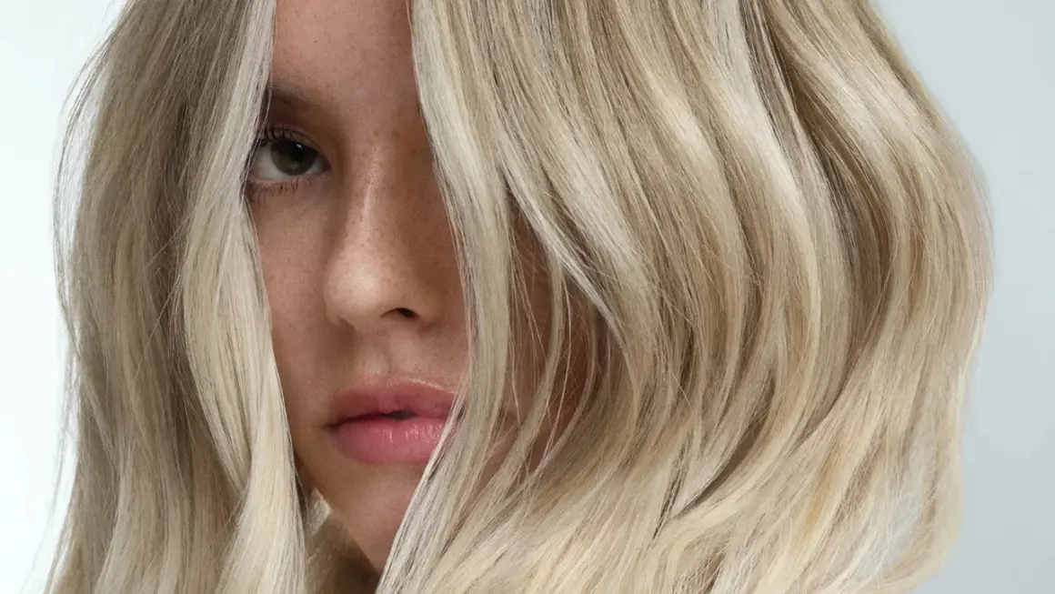 Un visage féminin aux cheveux blonds, une inspiration pour un cercle chromatique coiffure.
