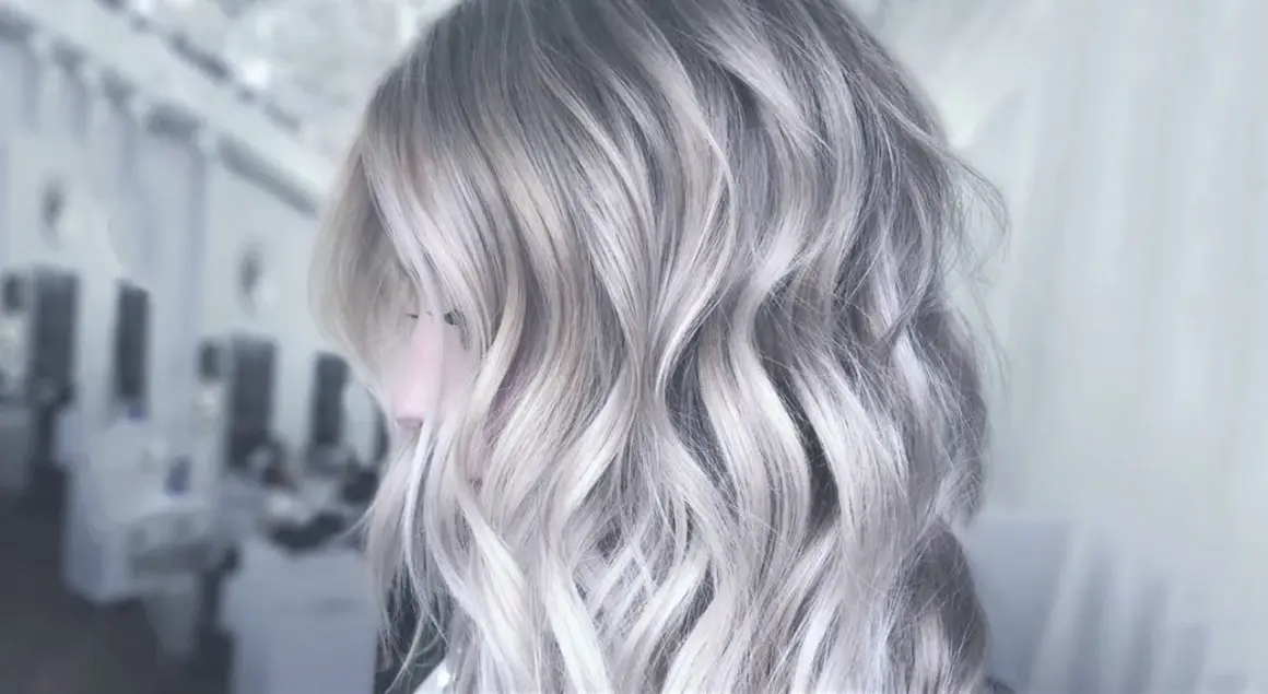 Une chevelure aux reflets argentés, une patine cheveux blanc parfaite pour un look moderne et audacieux.