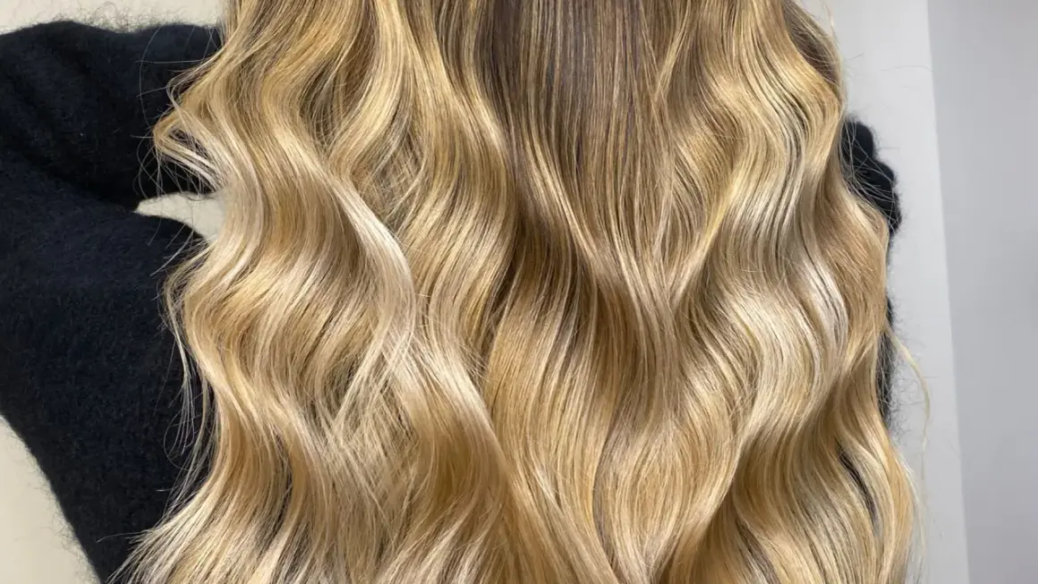 Chevelure blonde ondulée, aux reflets miel et dorés. Est-ce que la patine abîme les cheveux ? Cette patine semble sublimer la chevelure sans l'abîmer.