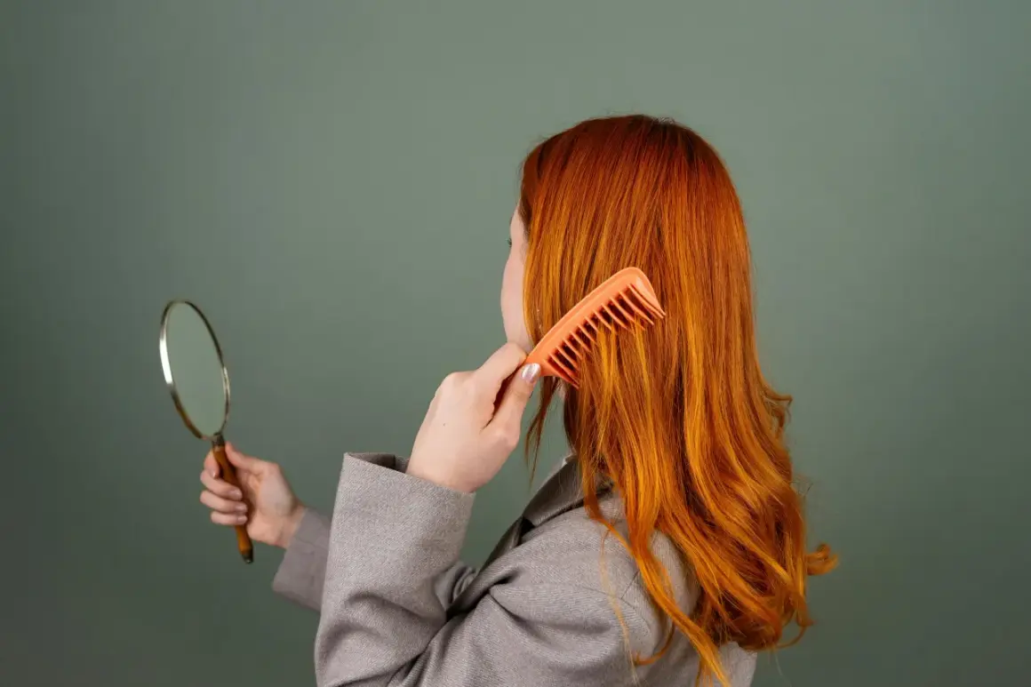 Femme rousse se coiffant, regardant dans un miroir. Elle cherche une solution pour enlever les reflets roux avec du citron.