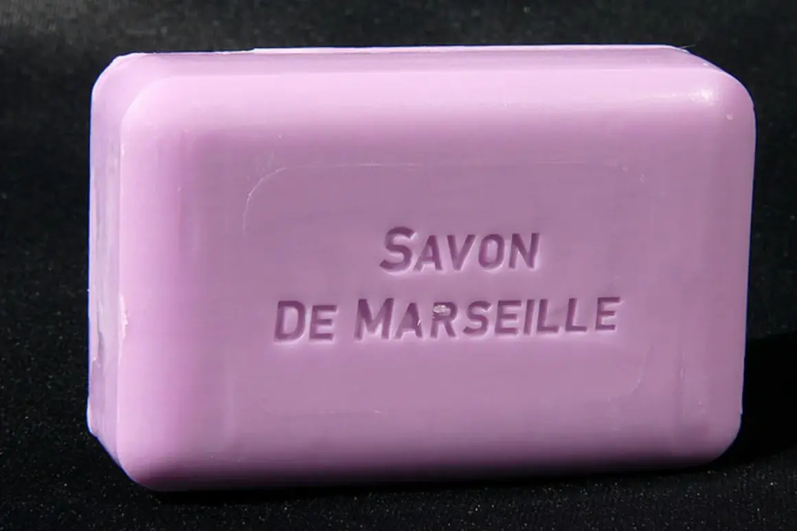 Savon de Marseille lavande. Peut-on se laver les cheveux avec ce savon ? Une question fréquente pour ce produit traditionnel.