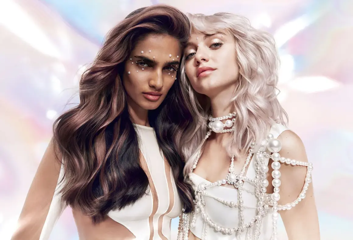 Deux femmes aux cheveux magnifiques, l'une châtain avec des reflets roses, l'autre platine. La patine L'Oréal Professionnel sublime leurs chevelures.