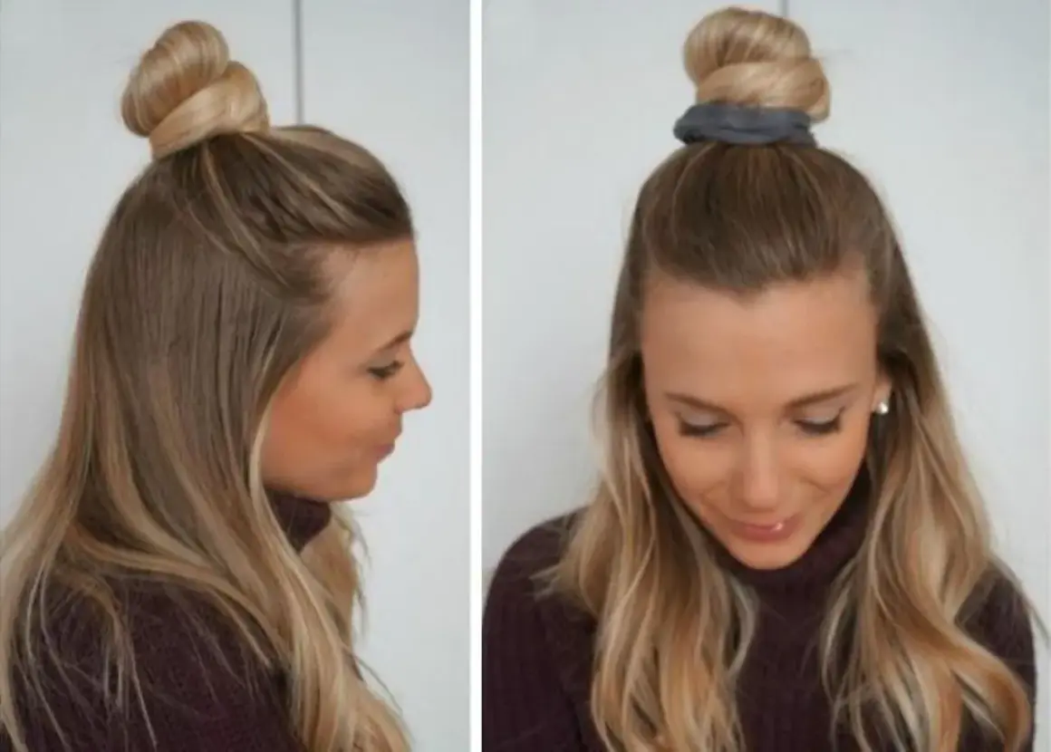Coiffure facile : un chignon haut sur cheveux mi-longs, avec une mèche torsadée. Parfait pour un look rapide et chic.