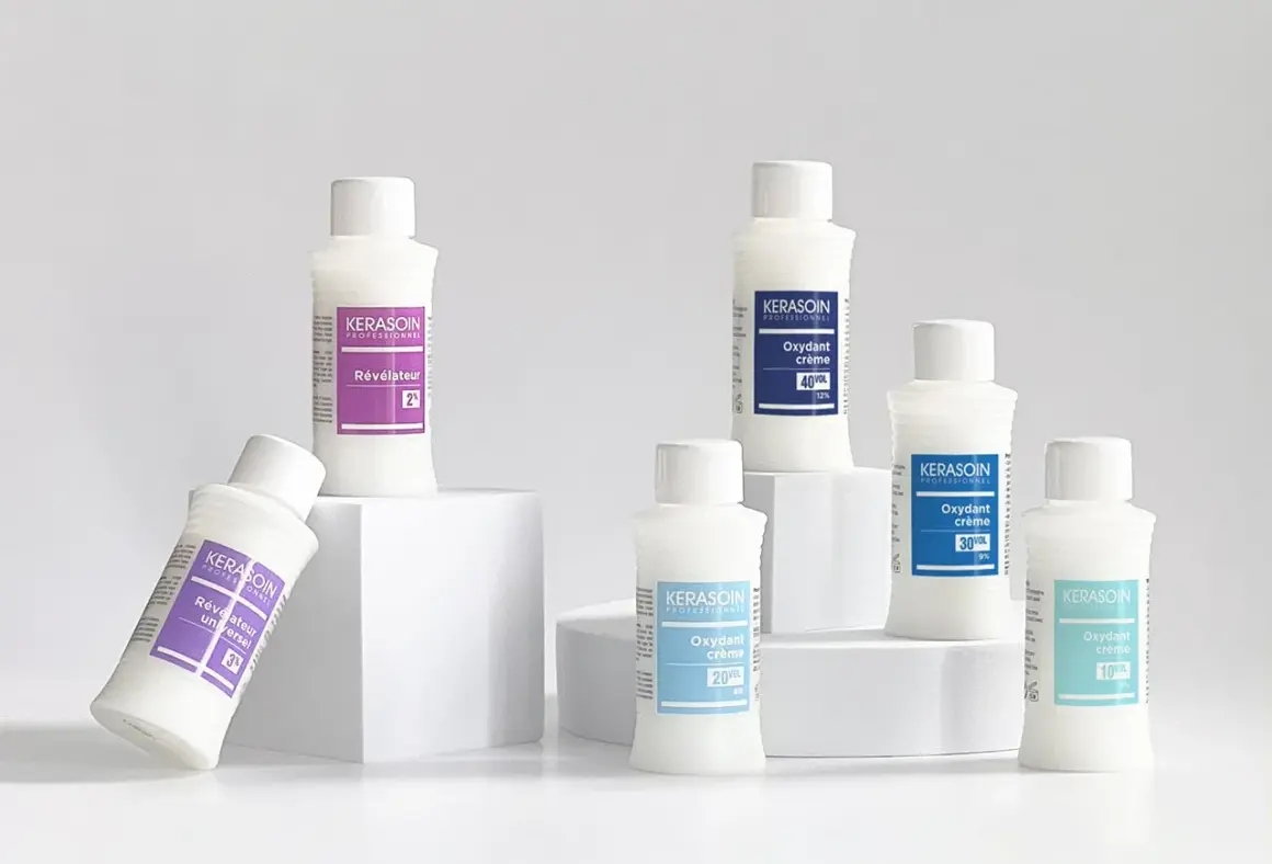 Bouteilles de révélateur et d'oxydant Kerasoin. La question "peut on mélanger révélateur et oxydant" est au cœur de la coloration capillaire.