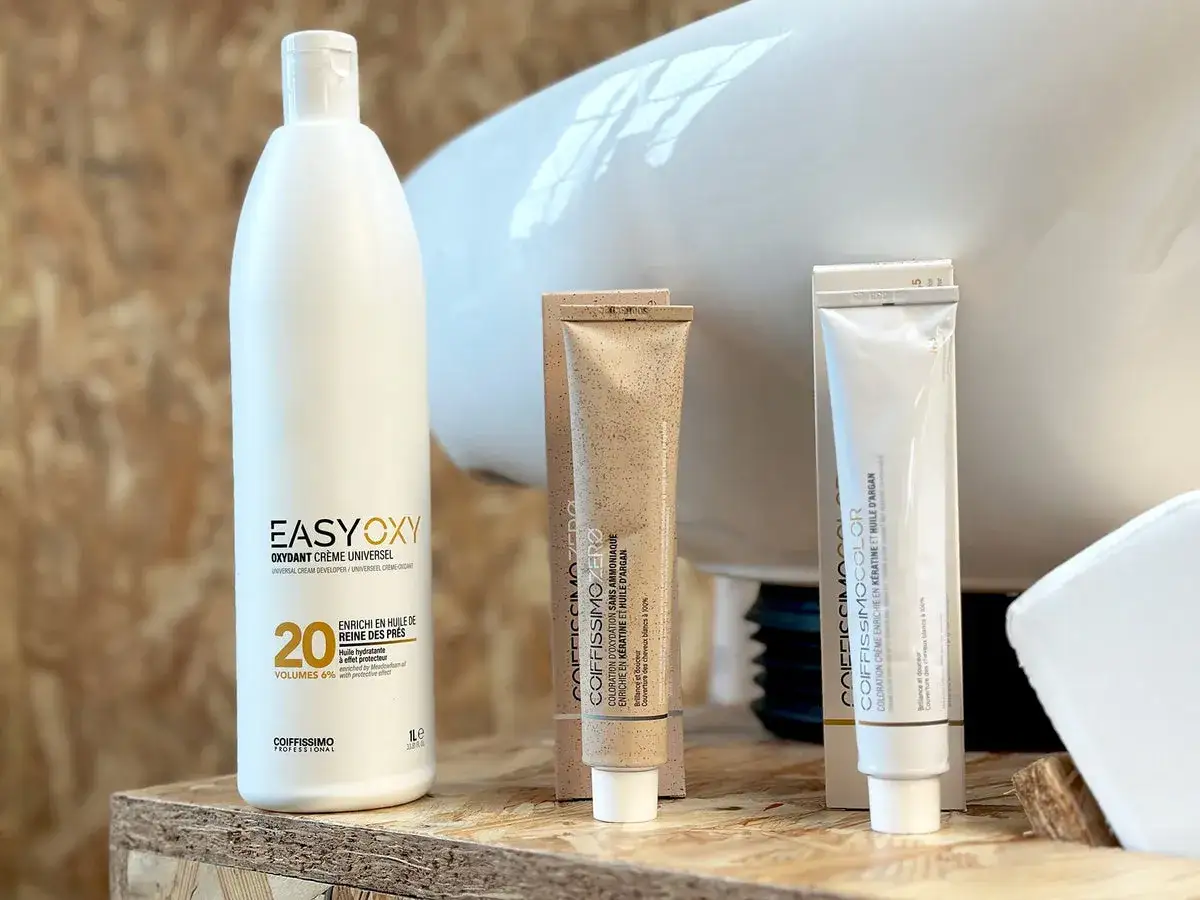 Produits capillaires : un flacon d'oxydant 10 volumes pour éclaircir cheveux, et deux tubes de coloration.