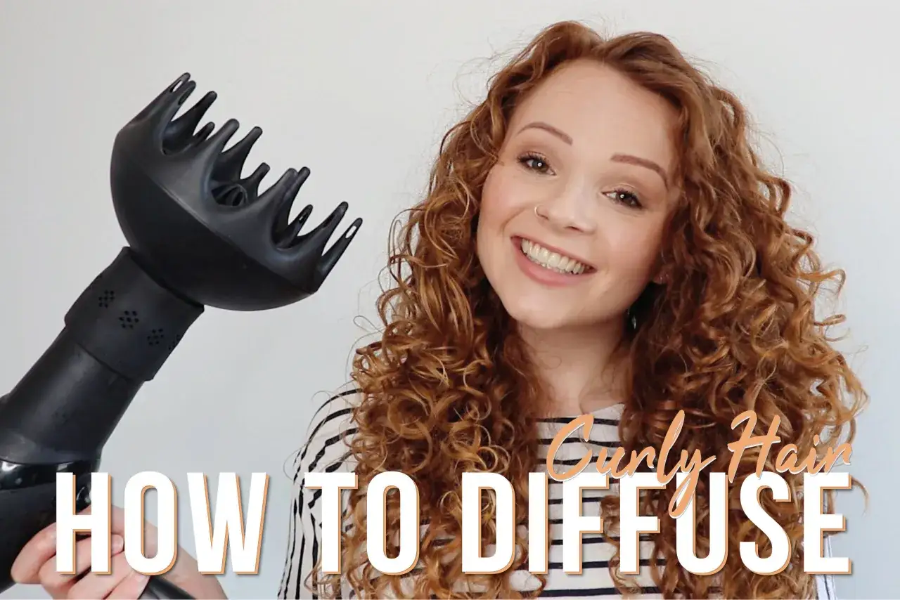 Une femme souriante avec des cheveux bouclés frisottis utilise un diffuseur pour sécher ses boucles.