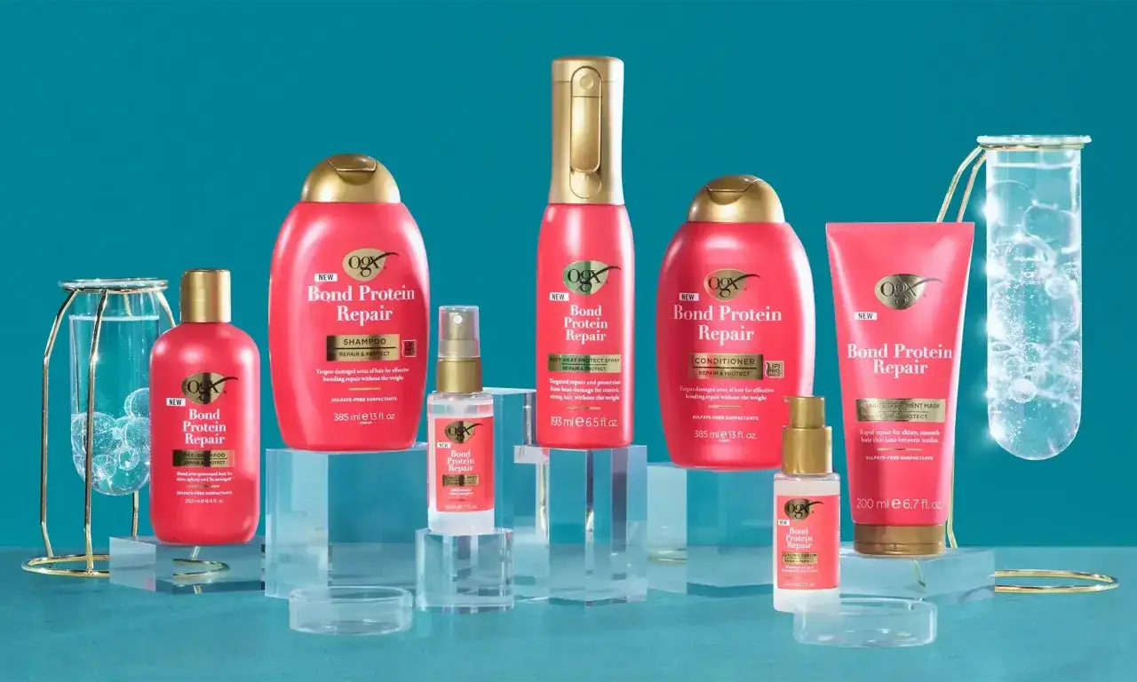 La gamme OGX Bond Protein Repair, id&eacute;ale pour les cheveux cassants et fourchus, offre une r&eacute;paration cibl&eacute;e pour des cheveux forts et brillants.