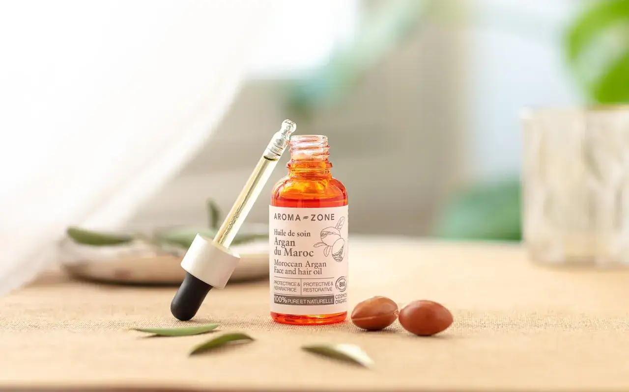 Flacon d'huile d'argan du Maroc, idéal pour les cheveux. La pipette est prête à déposer quelques gouttes de ce soin précieux.