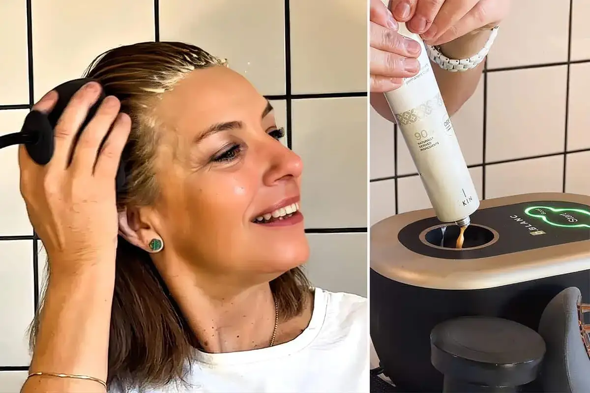 Application de coloration pour racines de cheveux blancs à la maison. Une femme souriante applique le produit.