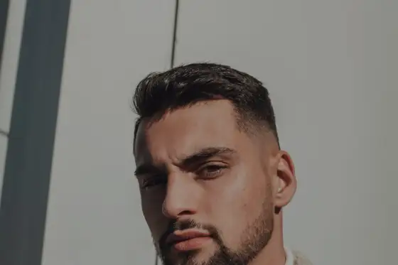 Chignon homme rasé - quelle version adopter et comment l’entretenir ?