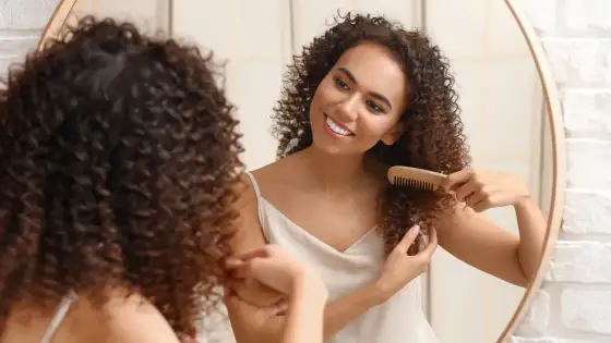 Brushing bouclé court - les gestes pour des boucles souples