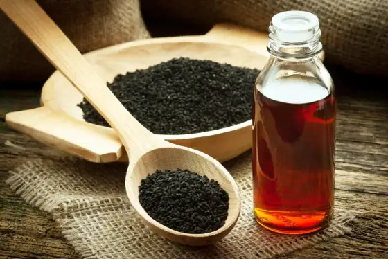 Huile de nigelle pour les cheveux - bienfaits et bons gestes