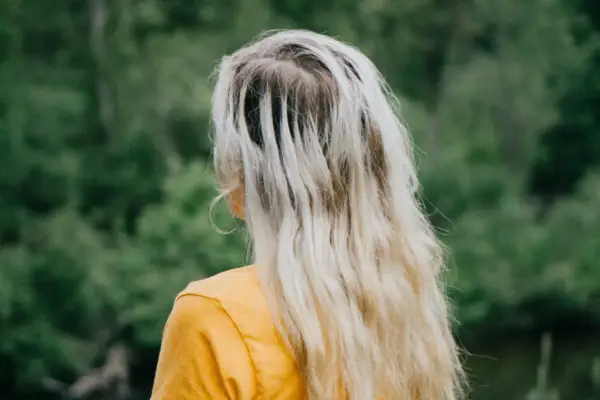Chevelure blonde décolorée, visiblement abîmée. La question "est ce que la décoloration abime les cheveux" semble trouver une réponse ici.