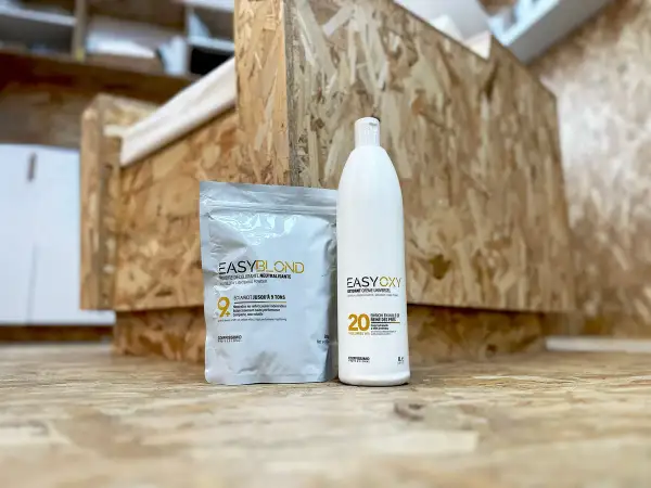Poudre décolorante et oxydant pour une décoloration cheveux colorés réussie. Le kit EasyBlond et EasyOxy promet un éclaircissement jusqu'à 9 tons.