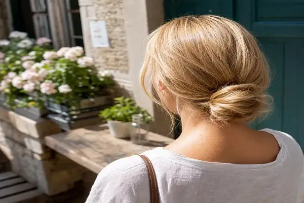 Coiffure été cheveux long : un chignon flou et décontracté, parfait pour les journées chaudes.
