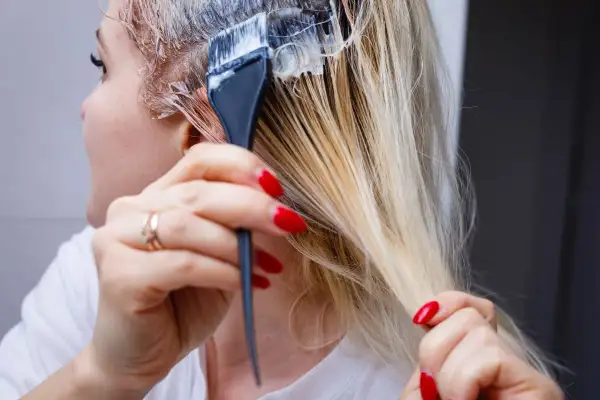 Application d'une patine sur des cheveux blonds. Le choix du bon oxydant est crucial pour un résultat parfait.