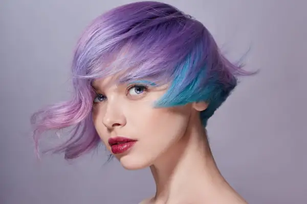 Un carré asymétrique dégradé aux couleurs pastel et vives, un style audacieux et tendance.
