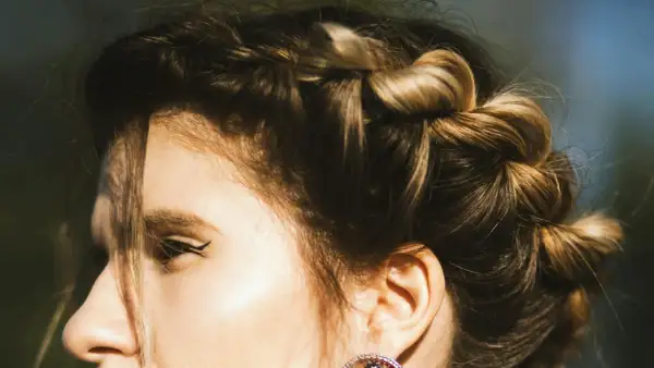 Une tresse élégante, parfaite comme quelle coiffure avec un col roulé. Les mèches folles ajoutent une touche naturelle.