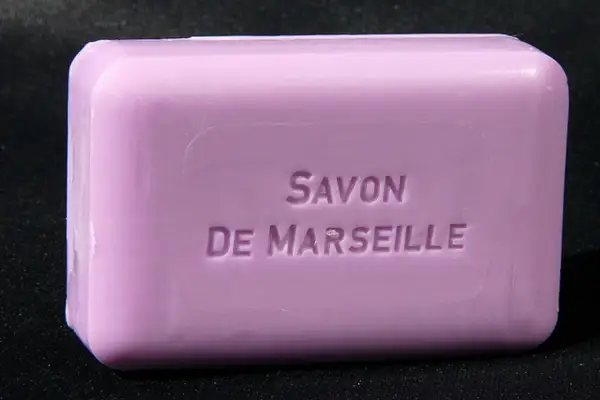 Savon de Marseille lavande. Peut-on se laver les cheveux avec ce savon ? Une question fréquente pour ce produit traditionnel.