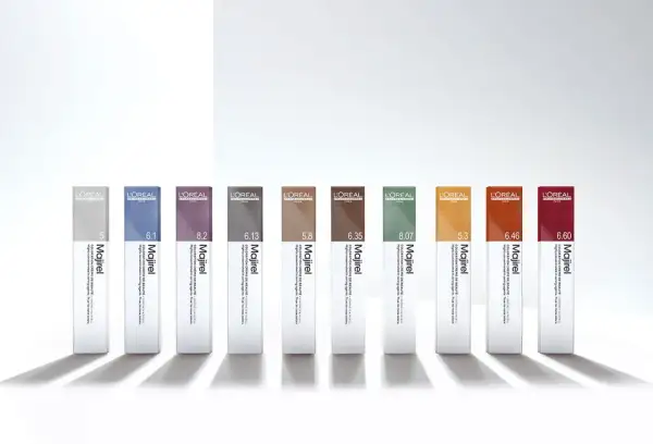 Dix tubes de coloration Majirel L'Oréal, aux teintes variées, prêts pour un temps de pause parfait.