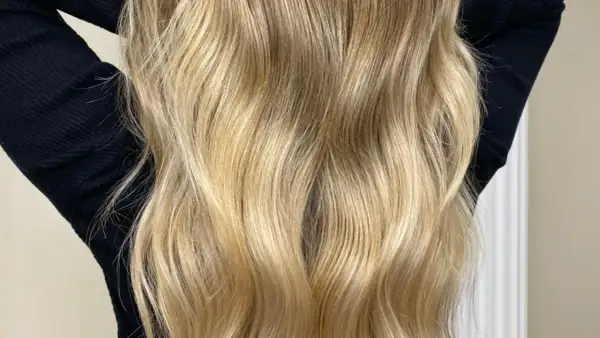 Chevelure blonde aux reflets dorés, un véritable révélateur de patine naturelle. Les ondulations douces encadrent le visage.